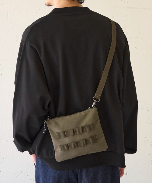 MAISON CLUB（メゾンクラブ）の「【MAISON CLUB】ミリタリーショルダーバック サコッシュ　/M-65 MA-1　スマホショルダー　ミニショルダー　軽量 /撥水（ショルダーバッグ・メンズ・カーキ/ブラック/グレー・FREE）」の3枚目の写真