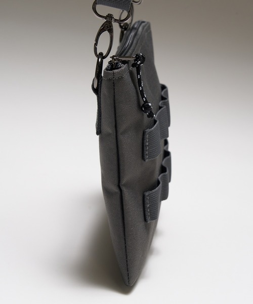 MAISON CLUB（メゾンクラブ）の「【MAISON CLUB】ミリタリーショルダーバック サコッシュ　/M-65 MA-1　スマホショルダー　ミニショルダー　軽量 /撥水（ショルダーバッグ・メンズ・カーキ/ブラック/グレー・FREE）」の7枚目の写真