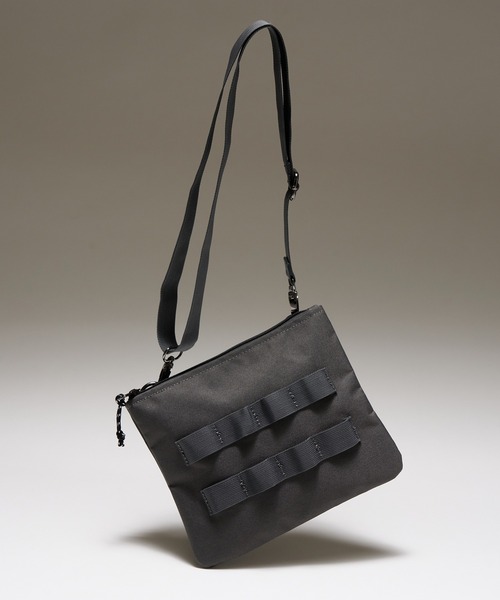 MAISON CLUB（メゾンクラブ）の「【MAISON CLUB】ミリタリーショルダーバック サコッシュ　/M-65 MA-1　スマホショルダー　ミニショルダー　軽量 /撥水（ショルダーバッグ・メンズ・カーキ/ブラック/グレー・FREE）」の4枚目の写真