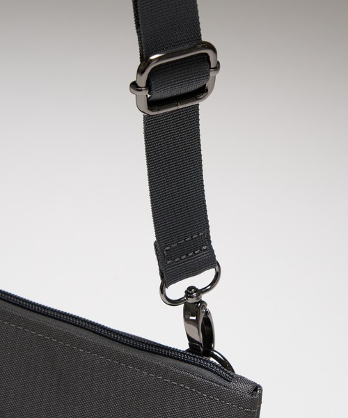 MAISON CLUB（メゾンクラブ）の「【MAISON CLUB】ミリタリーショルダーバック サコッシュ　/M-65 MA-1　スマホショルダー　ミニショルダー　軽量 /撥水（ショルダーバッグ・メンズ・カーキ/ブラック/グレー・FREE）」の8枚目の写真