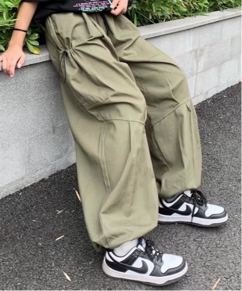 MODISH GAZE(モディシュガゼ)の「サイドポケット付き ワイドカーゴパンツ(カーゴパンツ・メンズ・ブラック/カーキ・LARGE/MEDIUM)」の2枚目の写真