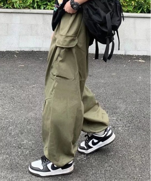 MODISH GAZE(モディシュガゼ)の「サイドポケット付き ワイドカーゴパンツ(カーゴパンツ・メンズ・ブラック/カーキ・LARGE/MEDIUM)」の8枚目の写真