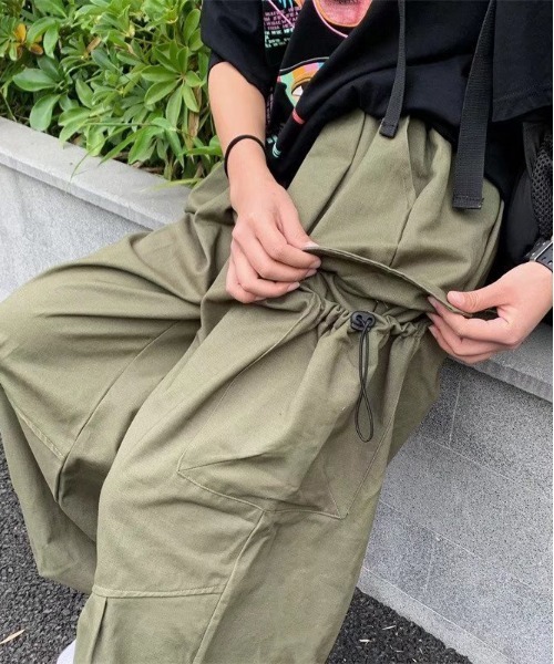 MODISH GAZE(モディシュガゼ)の「サイドポケット付き ワイドカーゴパンツ(カーゴパンツ・メンズ・ブラック/カーキ・LARGE/MEDIUM)」の9枚目の写真