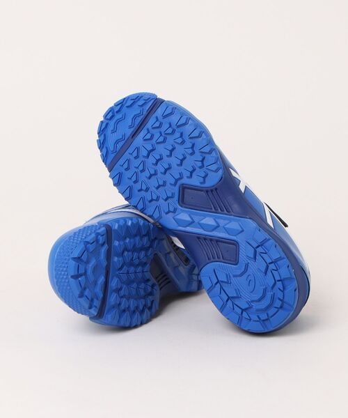 ASICS（アシックス）の「ASICS KIDS LAZERBEAM アシックス レーザービーム FJ-MG【軽量】サッカーテイストモデル キッズスニーカー 通学 運動会 1本ベルト 1154A200（スニーカー・キッズ・ブルー系その他2/ホワイト系その他・19.0cm/20.0cm/21.0cm/21.5cm/22.0cm/22.5cm/23.0cm/23.5cm/24.0cm/24.5cm）」の4枚目の写真