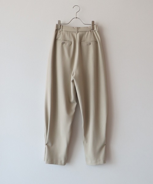J by blue(ジェイバイブルー)の「2wayタックワイドパンツ(スラックス・レディース・グレー/ブラック/ベージュ・LARGE/MEDIUM)」の7枚目の写真