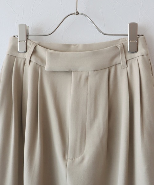 J by blue(ジェイバイブルー)の「2wayタックワイドパンツ(スラックス・レディース・グレー/ブラック/ベージュ・LARGE/MEDIUM)」の9枚目の写真