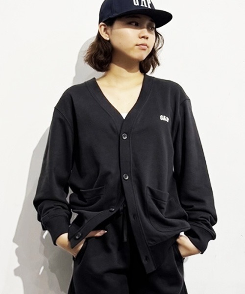GAP（ギャップ）の「ヴィンテージソフト GAPロゴ カーディガン(ユニセックス)（カーディガン/ボレロ・メンズ・ブラック/ベージュ/ライトグレー・XL/L/M/S/XS）」の2枚目の写真