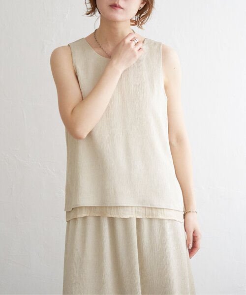 notch.（ノッチ）の「サテンレイヤードノースリブラウス（タンクトップ・レディース・ベージュ/オフホワイト/ブラウン・M）」の11枚目の写真