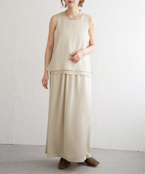 notch.（ノッチ）の「サテンレイヤードノースリブラウス（タンクトップ・レディース・ベージュ/オフホワイト/ブラウン・M）」の4枚目の写真