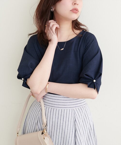 ナチュラルクチュール　パール付きタックスリーブブラウス　ネイビー パール付きタックスリーブブラウス（シャツ/ブラウス）｜natural