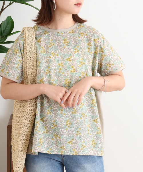 レディースのTシャツ/カットソー（花柄・ボタニカル柄）ファッション