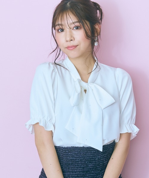 marun(マルン)の「<大きいサイズ>ビジュー付リボンタイブラウス marun(シャツ/ブラウス・レディース・サックスブルー/ピンク/ホワイト・LL/3L/4L/5L/L)」の2枚目の写真