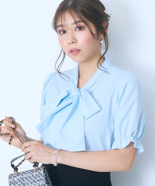 marun(マルン)の「<大きいサイズ>ビジュー付リボンタイブラウス marun(シャツ/ブラウス・レディース・サックスブルー/ピンク/ホワイト・LL/3L/4L/5L/L)」の1枚目の写真