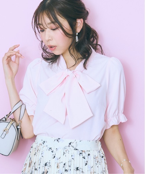 marun(マルン)の「<大きいサイズ>ビジュー付リボンタイブラウス marun(シャツ/ブラウス・レディース・サックスブルー/ピンク/ホワイト・LL/3L/4L/5L/L)」の3枚目の写真