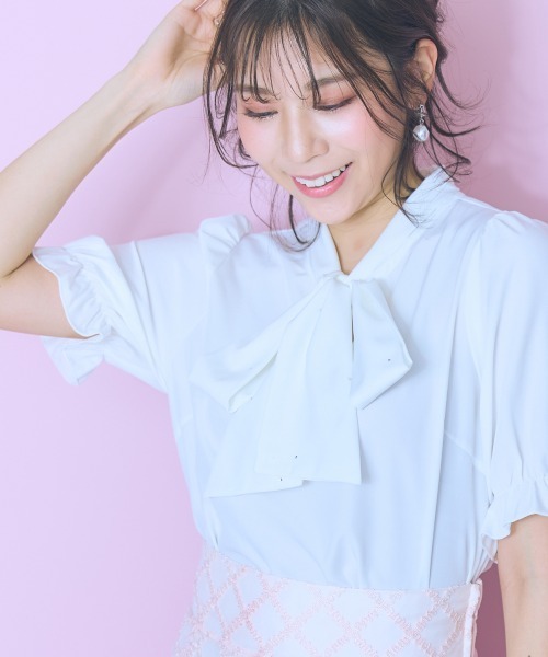 marun(マルン)の「<大きいサイズ>ビジュー付リボンタイブラウス marun(シャツ/ブラウス・レディース・サックスブルー/ピンク/ホワイト・LL/3L/4L/5L/L)」の22枚目の写真