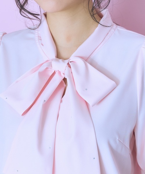 marun(マルン)の「<大きいサイズ>ビジュー付リボンタイブラウス marun(シャツ/ブラウス・レディース・サックスブルー/ピンク/ホワイト・LL/3L/4L/5L/L)」の11枚目の写真