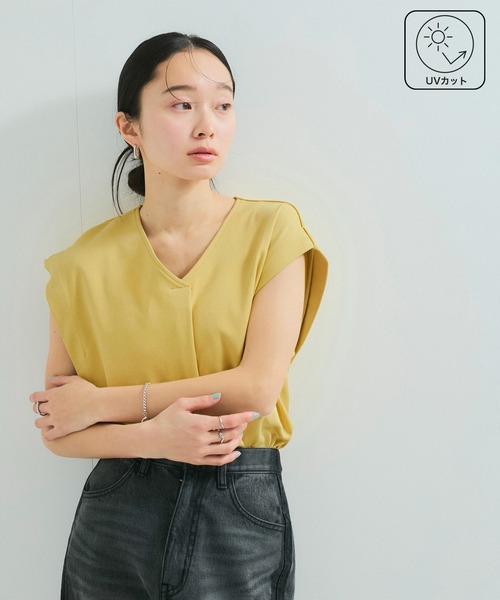 le cercle ADAM ET ROPE'(ルセルクルアダムエロペ)の「【UVケア】タックVネックTシャツ(Tシャツ/カットソー・レディース・イエロー系その他2/ブラック/ホワイト・FREE)」の3枚目の写真