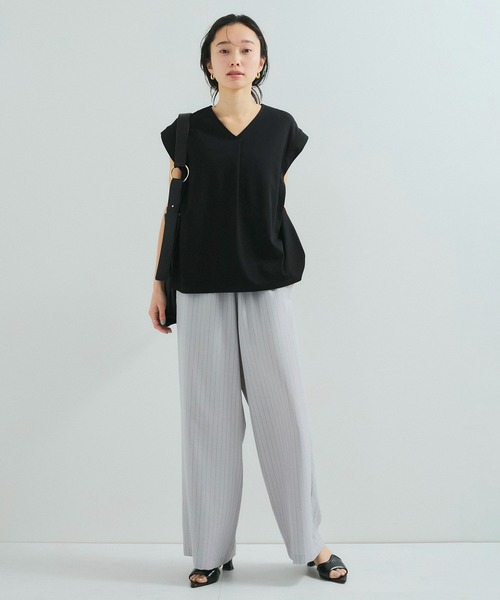 le cercle ADAM ET ROPE'(ルセルクルアダムエロペ)の「【UVケア】タックVネックTシャツ(Tシャツ/カットソー・レディース・イエロー系その他2/ブラック/ホワイト・FREE)」の6枚目の写真