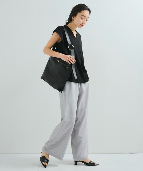le cercle ADAM ET ROPE'(ルセルクルアダムエロペ)の「【UVケア】タックVネックTシャツ(Tシャツ/カットソー・レディース・イエロー系その他2/ブラック/ホワイト・FREE)」の7枚目の写真