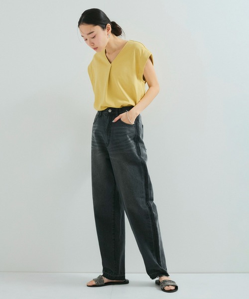 le cercle ADAM ET ROPE'(ルセルクルアダムエロペ)の「【UVケア】タックVネックTシャツ(Tシャツ/カットソー・レディース・イエロー系その他2/ブラック/ホワイト・FREE)」の9枚目の写真