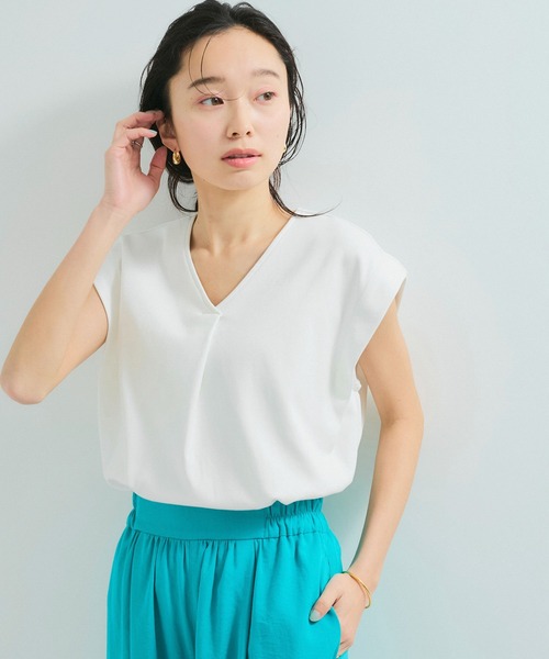 le cercle ADAM ET ROPE'(ルセルクルアダムエロペ)の「【UVケア】タックVネックTシャツ(Tシャツ/カットソー・レディース・イエロー系その他2/ブラック/ホワイト・FREE)」の11枚目の写真