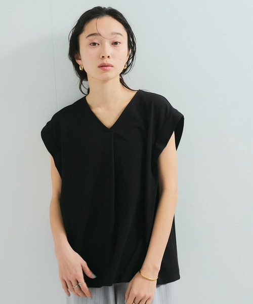 le cercle ADAM ET ROPE'(ルセルクルアダムエロペ)の「【UVケア】タックVネックTシャツ(Tシャツ/カットソー・レディース・イエロー系その他2/ブラック/ホワイト・FREE)」の10枚目の写真