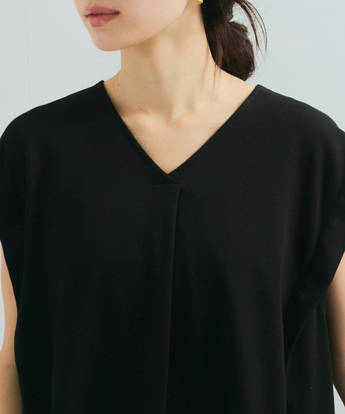 le cercle ADAM ET ROPE'(ルセルクルアダムエロペ)の「【UVケア】タックVネックTシャツ(Tシャツ/カットソー・レディース・イエロー系その他2/ブラック/ホワイト・FREE)」の16枚目の写真
