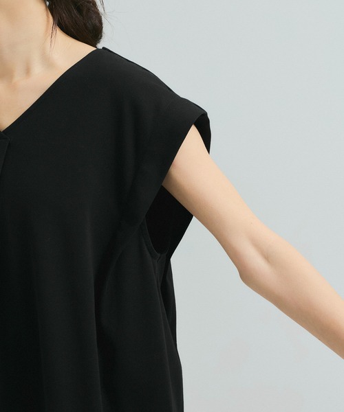 le cercle ADAM ET ROPE'(ルセルクルアダムエロペ)の「【UVケア】タックVネックTシャツ(Tシャツ/カットソー・レディース・イエロー系その他2/ブラック/ホワイト・FREE)」の17枚目の写真