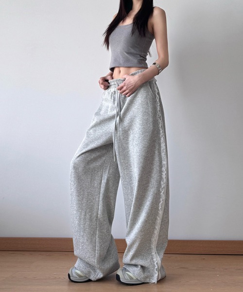 LUV IS TRUE★韓国★人気★BASIC SWEAT PANTS 4色 スウェット LUVISTRUE（ラヴイズトゥルー）の「BASIC COLOR SCHEME PANTS