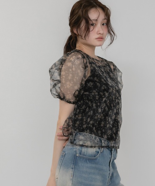 HEILIS(ヘイリス)の「パワショルシアーブラウス / シアー パフスリーブ 半袖 無地 花柄 ブラック ホワイト パープル 韓国 ガーリー オケージョン 結婚式 二次会 パーティー レイヤード パワショル パワーショルダー トレンド カジュアル(シャツ/ブラウス・レディース・ブラック系その他/ブラック/パープル系その他/ホワイト・FREE)」の8枚目の写真