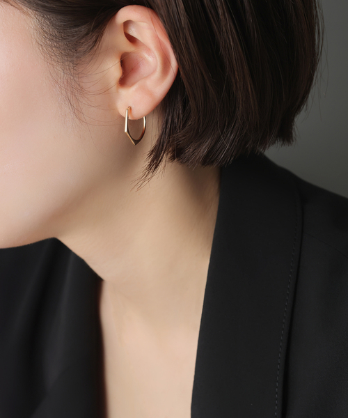 Lilas(リラ)の「arrowライン ピアス K10(両耳)(ピアス(両耳用)・レディース・ゴールド・FREE)」の2枚目の写真