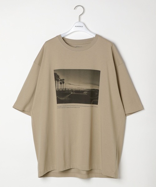 NUMERALS(ヌメラルズ)の「【NUMERALS】フォトプリントTEE 1(Tシャツ/カットソー・メンズ・オフホワイト/ブラック/ブラウン・LARGE/MEDIUM)」の9枚目の写真