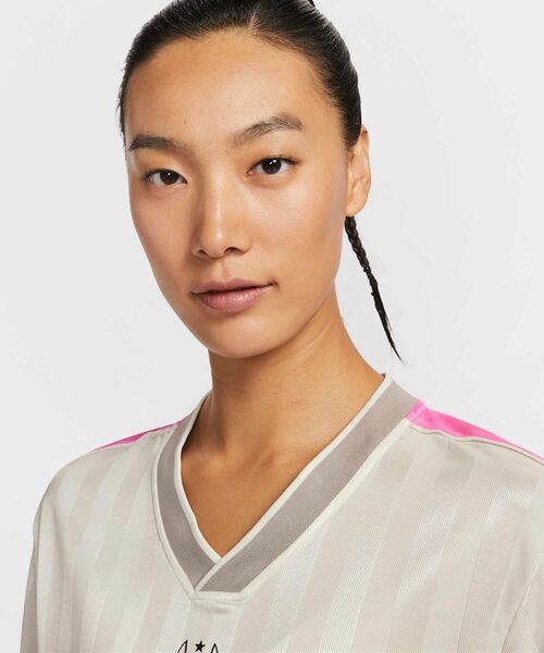 NIKE（ナイキ）の「ナイキ スポーツウェア ウィメンズ Vネック ジャージー トップ / Nike Sportswear Women's V-Neck Jersey Top IH8505-133 Sail（ジャージ・レディース・クリーム・XL/XS/S/M/L）」の10枚目の写真