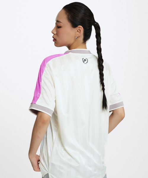 NIKE（ナイキ）の「ナイキ スポーツウェア ウィメンズ Vネック ジャージー トップ / Nike Sportswear Women's V-Neck Jersey Top IH8505-133 Sail（ジャージ・レディース・クリーム・XL/XS/S/M/L）」の4枚目の写真