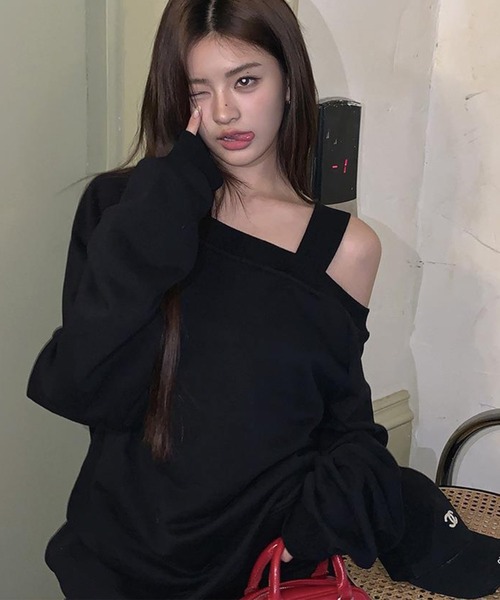 ADDITION STORE（アディションストア）の「【春にオススメ♪】＼スウェットなのに女子っぽキープ♪／片方オフショルダー ビッグ スウェット / One Off Shoulder Big Sweat / asswt（スウェット・レディース・ブラック/グレー・LARGE/MEDIUM）」の3枚目の写真