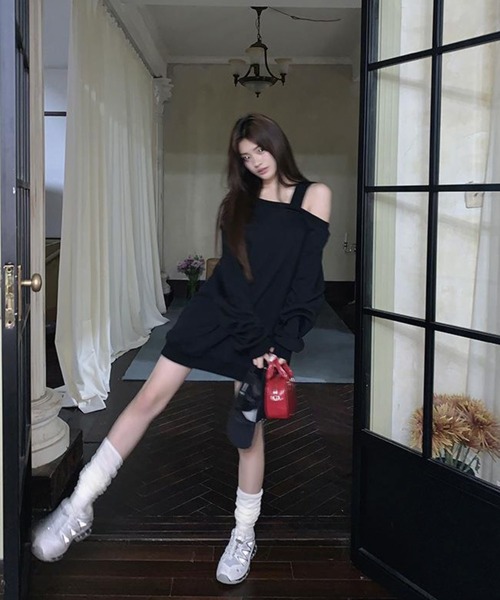 ADDITION STORE（アディションストア）の「【春にオススメ♪】＼スウェットなのに女子っぽキープ♪／片方オフショルダー ビッグ スウェット / One Off Shoulder Big Sweat / asswt（スウェット・レディース・ブラック/グレー・LARGE/MEDIUM）」の13枚目の写真