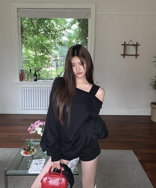 ADDITION STORE（アディションストア）の「【春にオススメ♪】＼スウェットなのに女子っぽキープ♪／片方オフショルダー ビッグ スウェット / One Off Shoulder Big Sweat / asswt（スウェット・レディース・ブラック/グレー・LARGE/MEDIUM）」の9枚目の写真