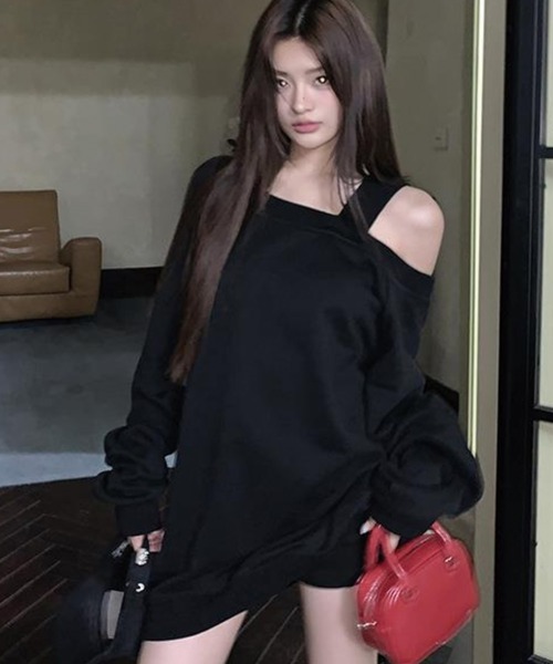 ADDITION STORE（アディションストア）の「【春にオススメ♪】＼スウェットなのに女子っぽキープ♪／片方オフショルダー ビッグ スウェット / One Off Shoulder Big Sweat / asswt（スウェット・レディース・ブラック/グレー・LARGE/MEDIUM）」の4枚目の写真