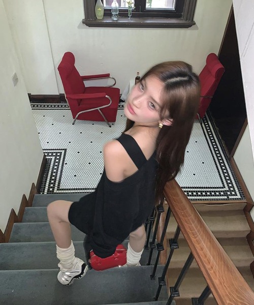 ADDITION STORE（アディションストア）の「【春にオススメ♪】＼スウェットなのに女子っぽキープ♪／片方オフショルダー ビッグ スウェット / One Off Shoulder Big Sweat / asswt（スウェット・レディース・ブラック/グレー・LARGE/MEDIUM）」の8枚目の写真