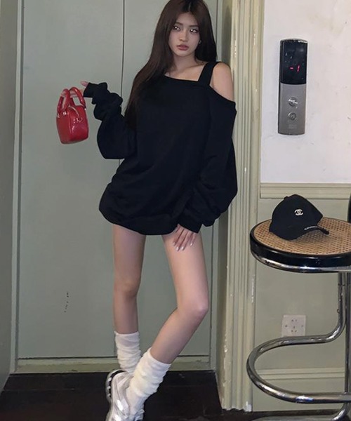 ADDITION STORE（アディションストア）の「【春にオススメ♪】＼スウェットなのに女子っぽキープ♪／片方オフショルダー ビッグ スウェット / One Off Shoulder Big Sweat / asswt（スウェット・レディース・ブラック/グレー・LARGE/MEDIUM）」の12枚目の写真