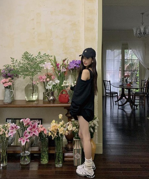 ADDITION STORE（アディションストア）の「【春にオススメ♪】＼スウェットなのに女子っぽキープ♪／片方オフショルダー ビッグ スウェット / One Off Shoulder Big Sweat / asswt（スウェット・レディース・ブラック/グレー・LARGE/MEDIUM）」の14枚目の写真