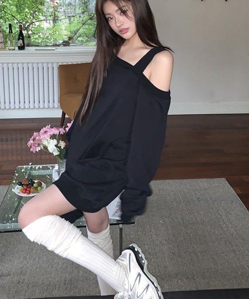 ADDITION STORE（アディションストア）の「【春にオススメ♪】＼スウェットなのに女子っぽキープ♪／片方オフショルダー ビッグ スウェット / One Off Shoulder Big Sweat / asswt（スウェット・レディース・ブラック/グレー・LARGE/MEDIUM）」の6枚目の写真