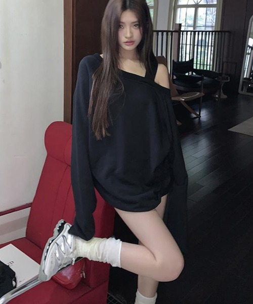 ADDITION STORE（アディションストア）の「【春にオススメ♪】＼スウェットなのに女子っぽキープ♪／片方オフショルダー ビッグ スウェット / One Off Shoulder Big Sweat / asswt（スウェット・レディース・ブラック/グレー・LARGE/MEDIUM）」の7枚目の写真