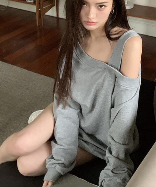 ADDITION STORE（アディションストア）の「【春にオススメ♪】＼スウェットなのに女子っぽキープ♪／片方オフショルダー ビッグ スウェット / One Off Shoulder Big Sweat / asswt（スウェット・レディース・ブラック/グレー・LARGE/MEDIUM）」の15枚目の写真