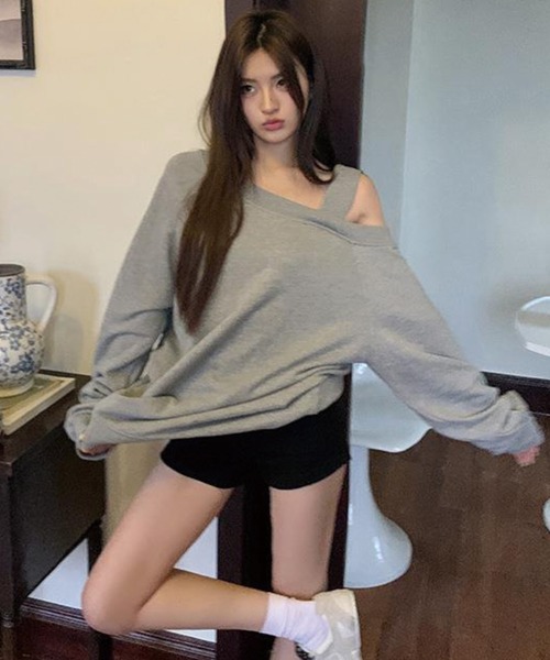 ADDITION STORE（アディションストア）の「【春にオススメ♪】＼スウェットなのに女子っぽキープ♪／片方オフショルダー ビッグ スウェット / One Off Shoulder Big Sweat / asswt（スウェット・レディース・ブラック/グレー・LARGE/MEDIUM）」の22枚目の写真