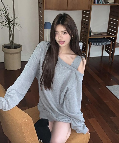 ADDITION STORE（アディションストア）の「【春にオススメ♪】＼スウェットなのに女子っぽキープ♪／片方オフショルダー ビッグ スウェット / One Off Shoulder Big Sweat / asswt（スウェット・レディース・ブラック/グレー・LARGE/MEDIUM）」の18枚目の写真