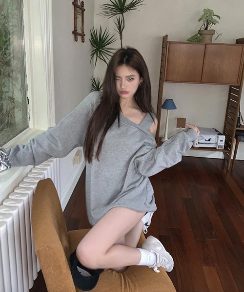 ADDITION STORE（アディションストア）の「【春にオススメ♪】＼スウェットなのに女子っぽキープ♪／片方オフショルダー ビッグ スウェット / One Off Shoulder Big Sweat / asswt（スウェット・レディース・ブラック/グレー・LARGE/MEDIUM）」の17枚目の写真