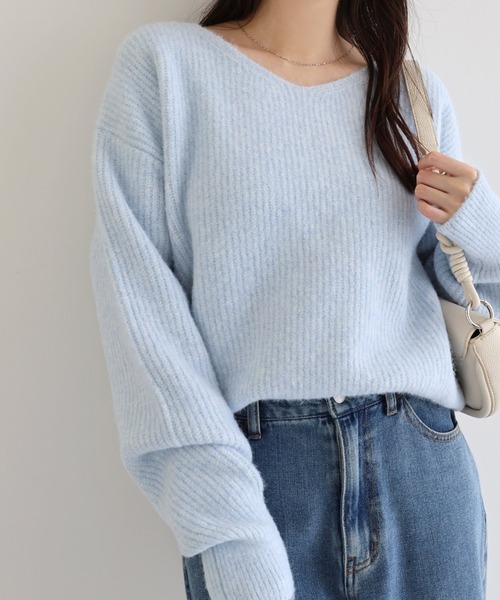 Freesia by andme(フリージアバイアンドミー)の「同色マフラー付きニットトップス(ニット/セーター・レディース・チャコールグレー/ブルー/アイボリー/ブラック/ピンク・M)」の4枚目の写真