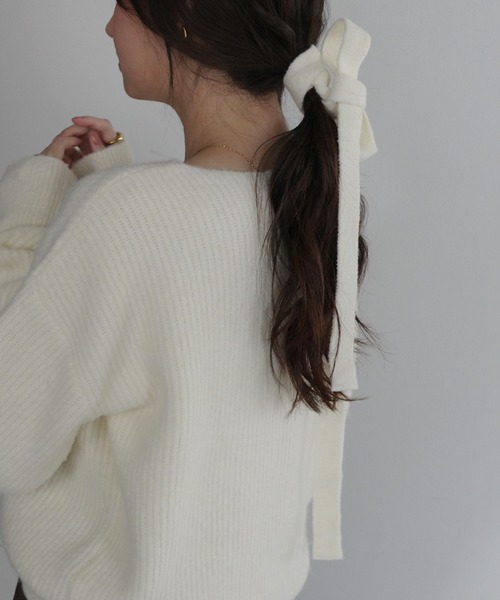 Freesia by andme(フリージアバイアンドミー)の「同色マフラー付きニットトップス(ニット/セーター・レディース・チャコールグレー/ブルー/アイボリー/ブラック/ピンク・M)」の6枚目の写真