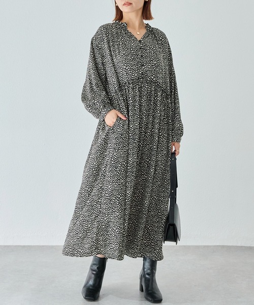 LAVEANGE(ラビアンジェ)の「フリル衿ワンピース(ワンピース・レディース・ブラック/ブラック系その他・5L/4L/3L/LL/M)」の2枚目の写真